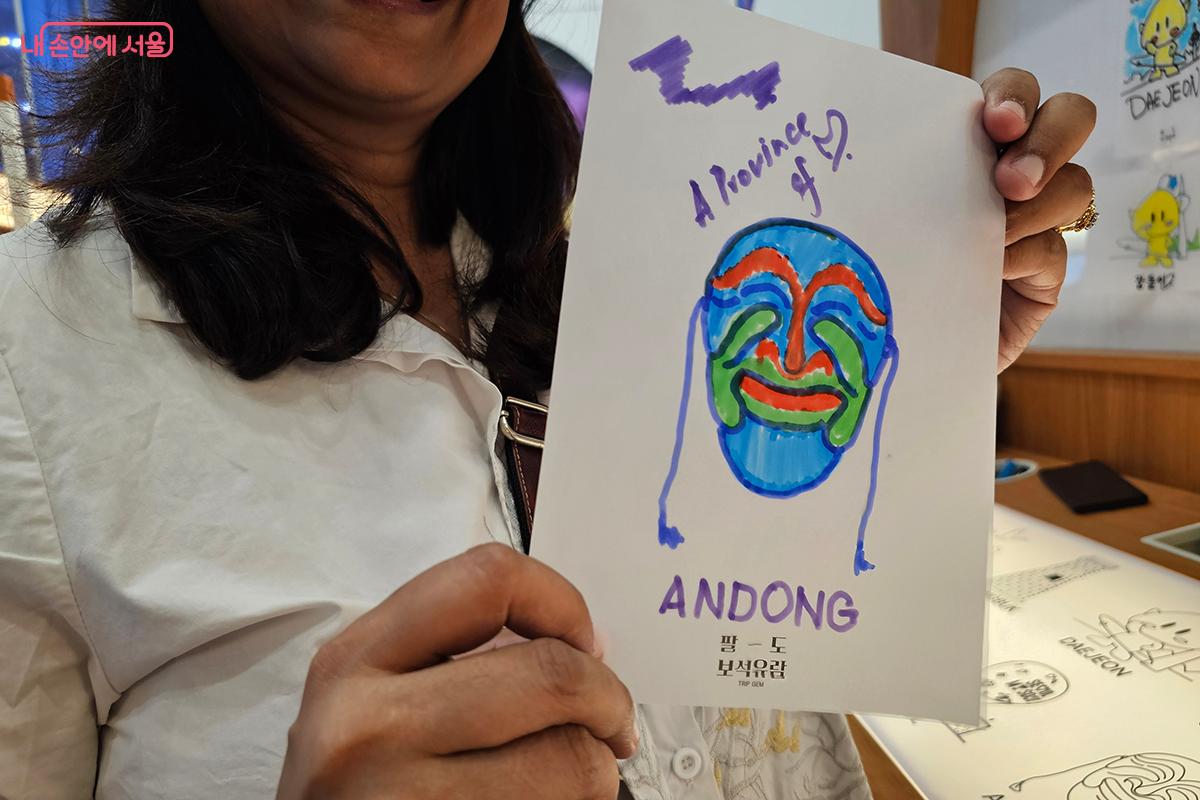 완성한 엽서는 소중한 여행의 추억이자 특별한 기념품으로 남겨진다. ©이혜숙