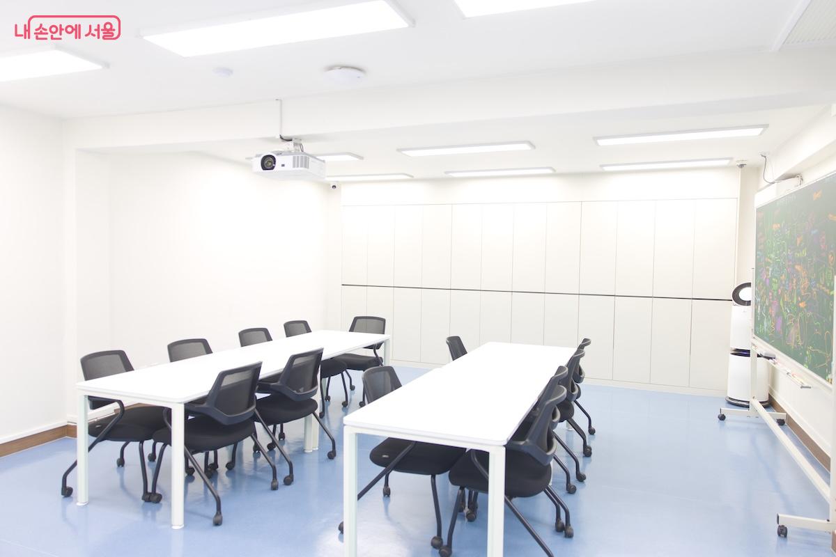 향후 다양한 강의나 동아리 활동, 소모임 등이 진행 될 넓은 강의실