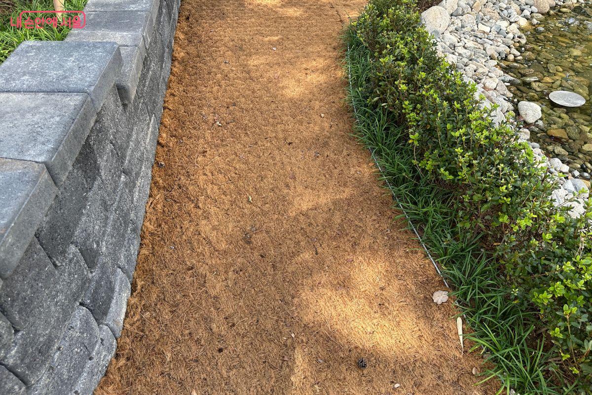 댕댕이 정원에서는 산책로를 따라 걸을 수 있다.©김재형