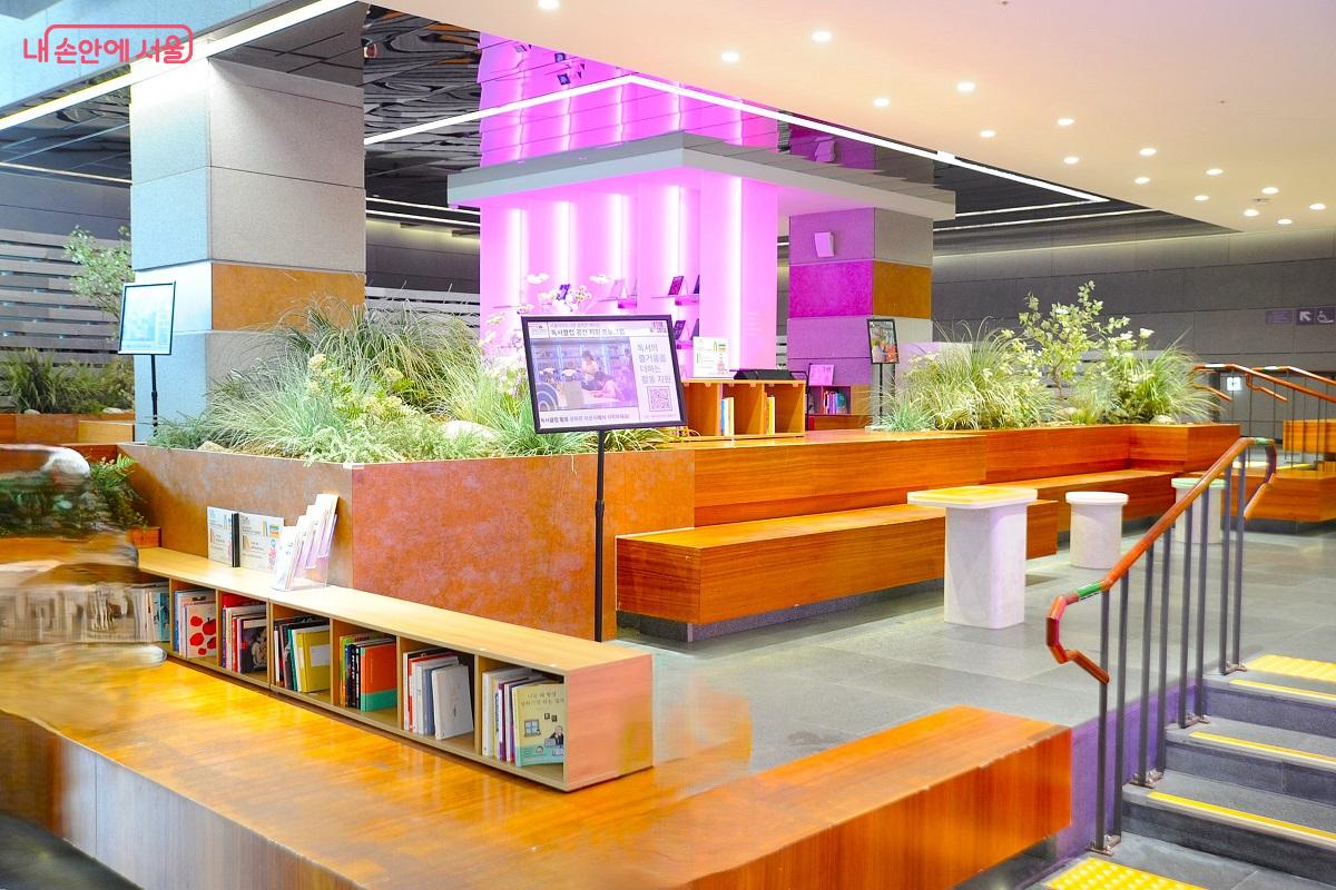 &lsquo;광화문 책마당&rsquo;의 실내마당인 &lsquo;광화문 라운지&rsquo; &copy;조수봉