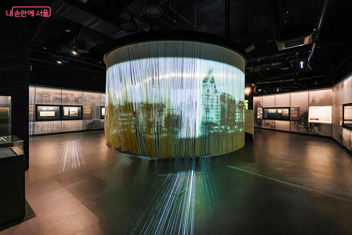 LED 조명을 이용한 독특한 전시 구성이 인상적이다. ©김주연  ​