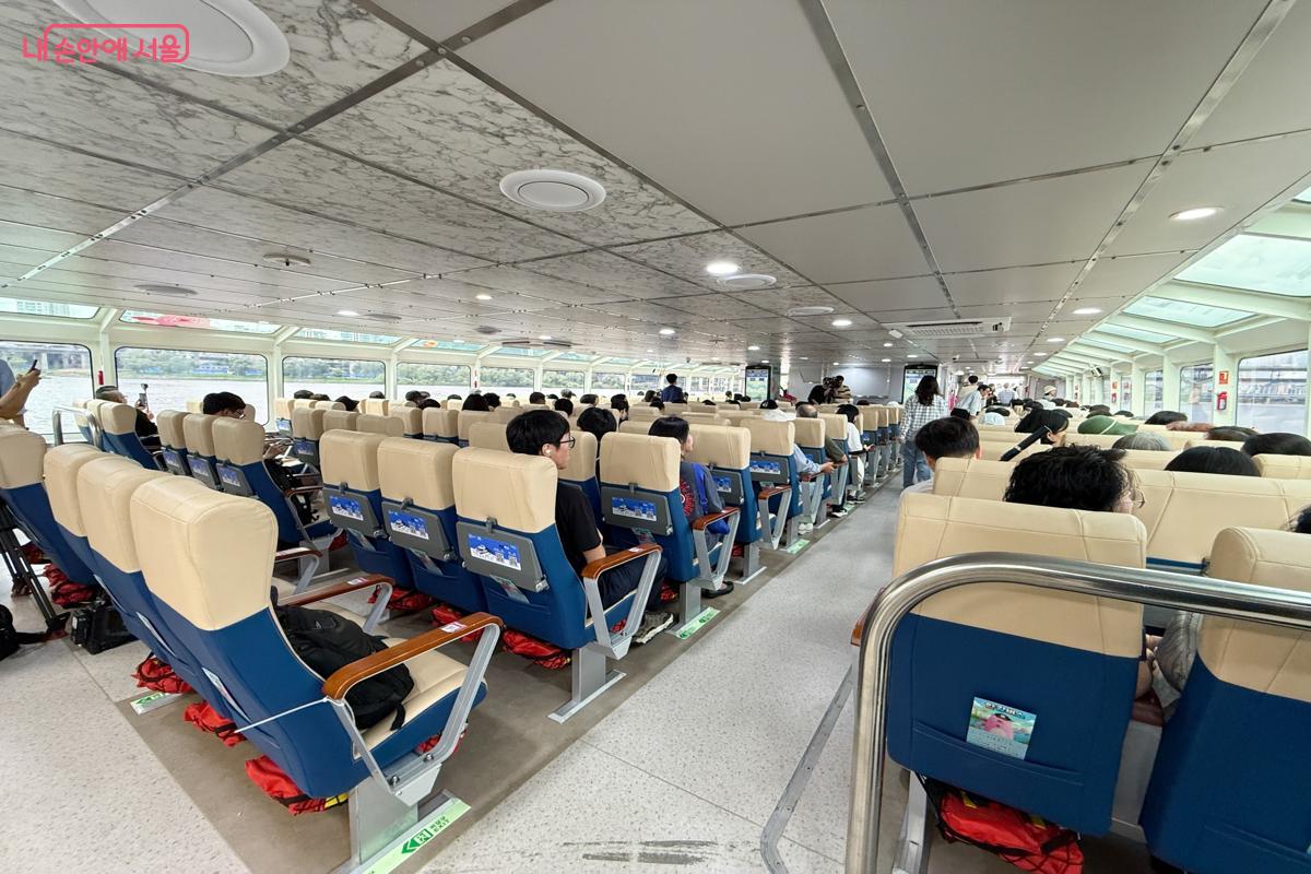 쾌적하고 깨끗한 실내. 좌석이 많이 있어 편하게 이동할 수 있다.