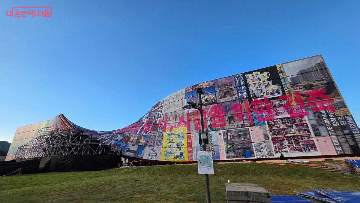 제5회 서울도시건축비엔날레 주제전이 열리고 있는 열린송현녹지광장의 휴머나이즈월 ⓒ최용수
