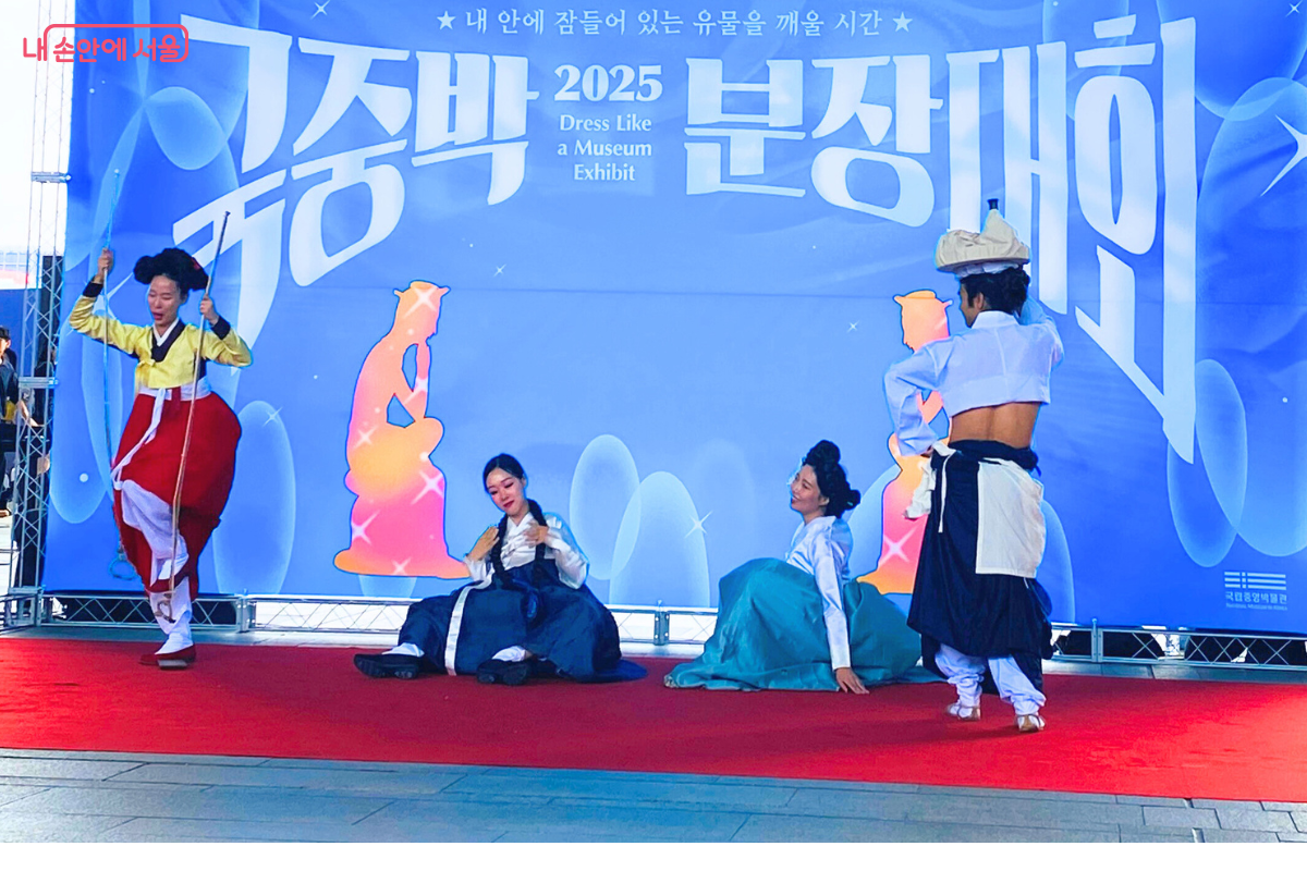 '한복미인즈' 팀 참가자들이 무대 위에서 신윤복의 '단오풍정'을 재현하는 퍼포먼스를 하고 있다. 그네를 타는 여인, 머리를 감는 여인 등의 모습을 한복을 입고 익살스럽게 표현하고 있다. ©양정화