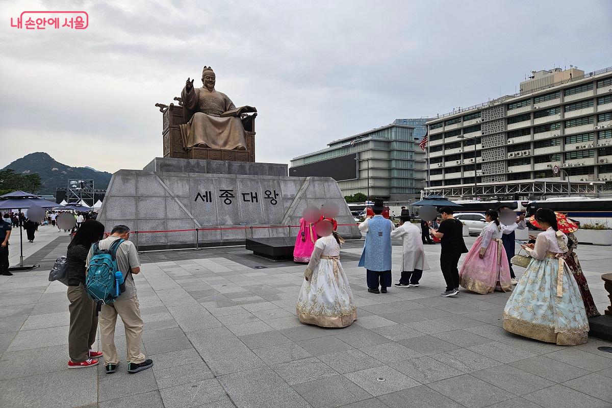 광화문광장에서 한복을 입은 외국인 관광객들이 기념사진을 찍고 있다. ©김진호