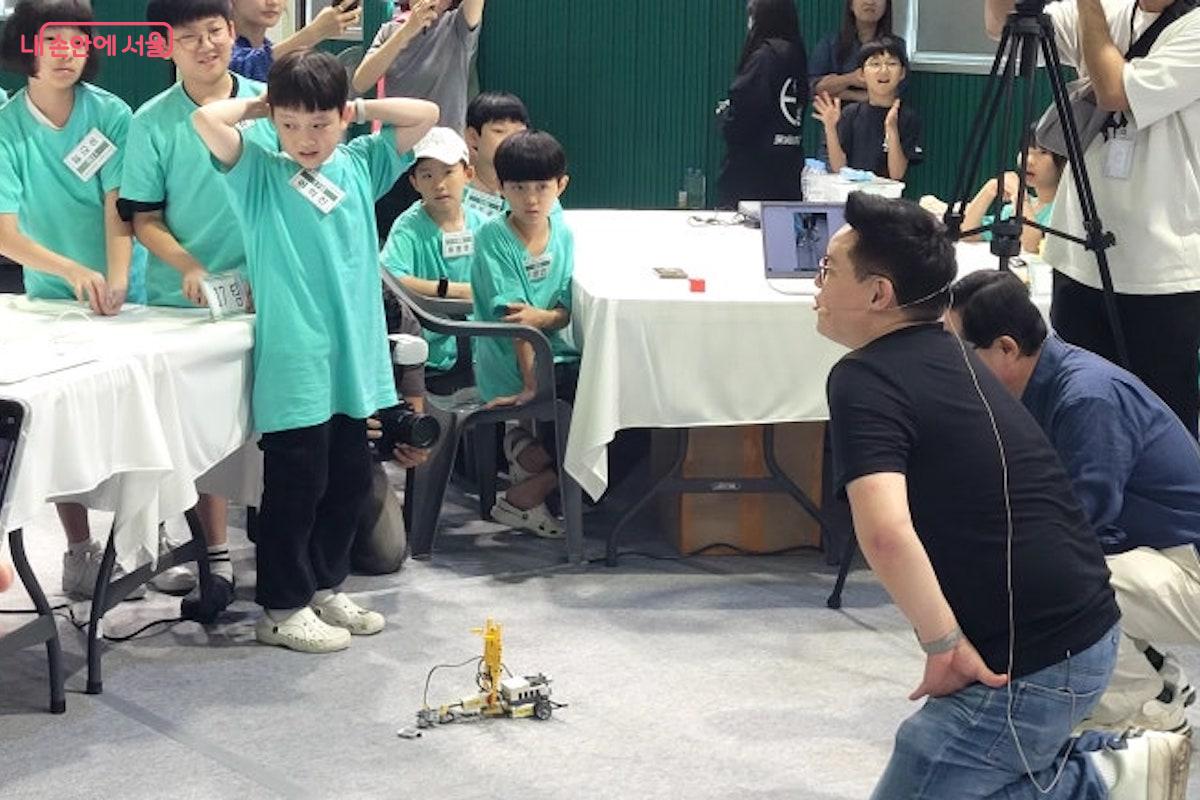 현장 심사를 진행하고 있는 데니스 홍 UCLA 교수 ⓒ김용임