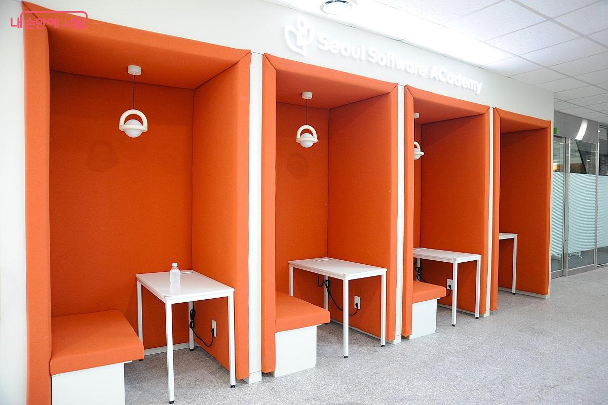 커뮤니티 라운지의 1인용 학습 및 휴식 공간 ©조수봉