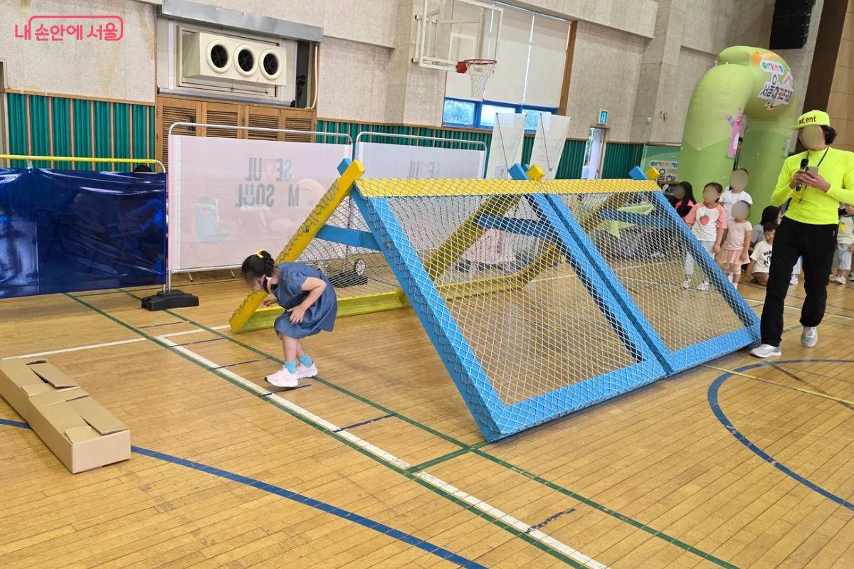 네트를 통과해 상자를 쌓아 올리는 미션을 통해 아이들이 협동심을 배울 수 있다. ©김민지