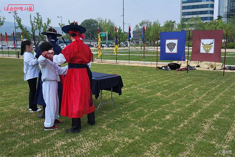 관객들을 대상으로 활쏘기, 봉술, 검술 등 무예 체험 기회도 제공한다.