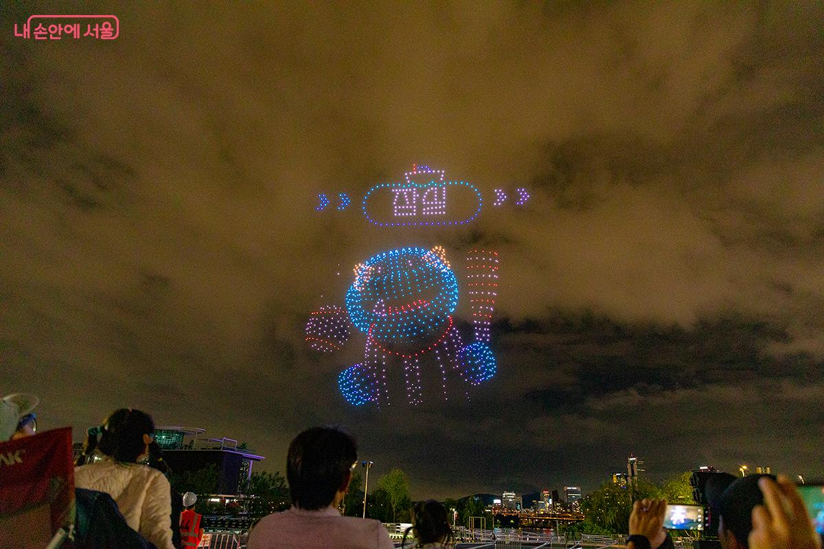 잠실역을 나타낼 때는 야구장이 있다는 점을 반영해 캐릭터가 야구 배트를 쥐고 있는 모습으로 연출한 센스가 돋보였다. ©문청야