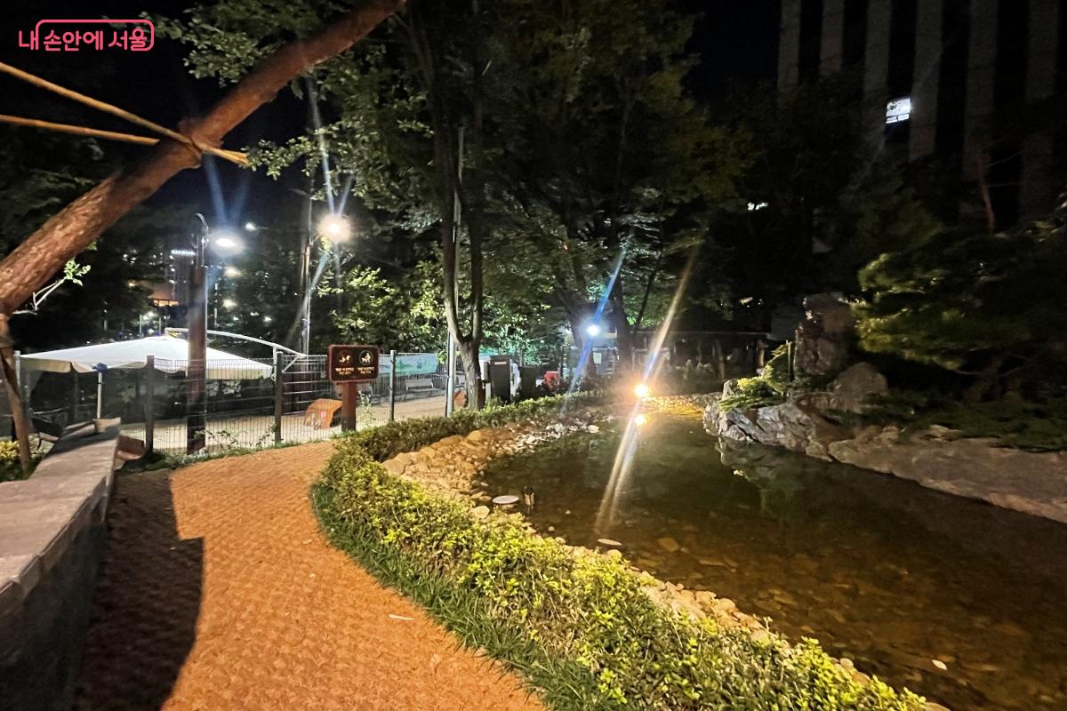 유휴지를 잘 활용하여 도심 속 쉼터를 조성했다. ©노윤지