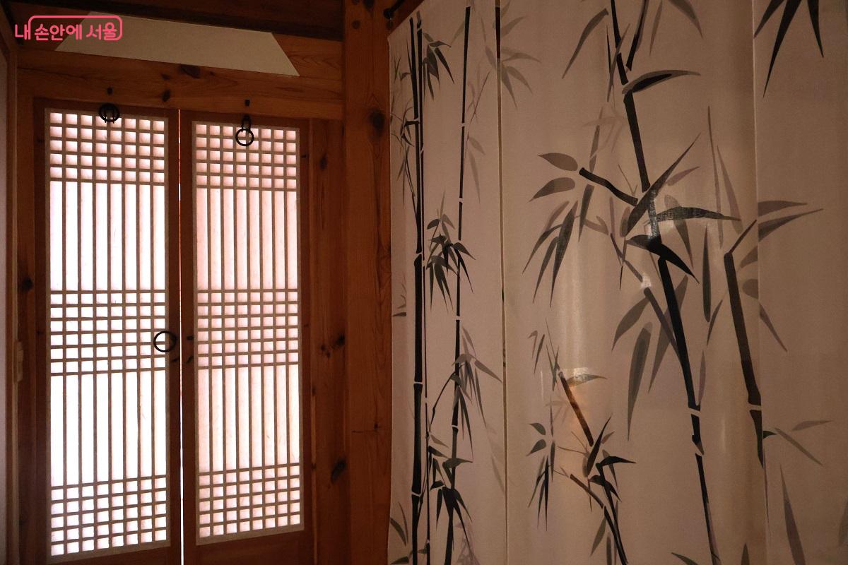 대숲의 바람 소리를 듣고, 눈을 감아 고요 속에 머물며, 물의 맑은 성질과 빛의 울림을 느끼는 특별한 전시였다. ©이봉덕