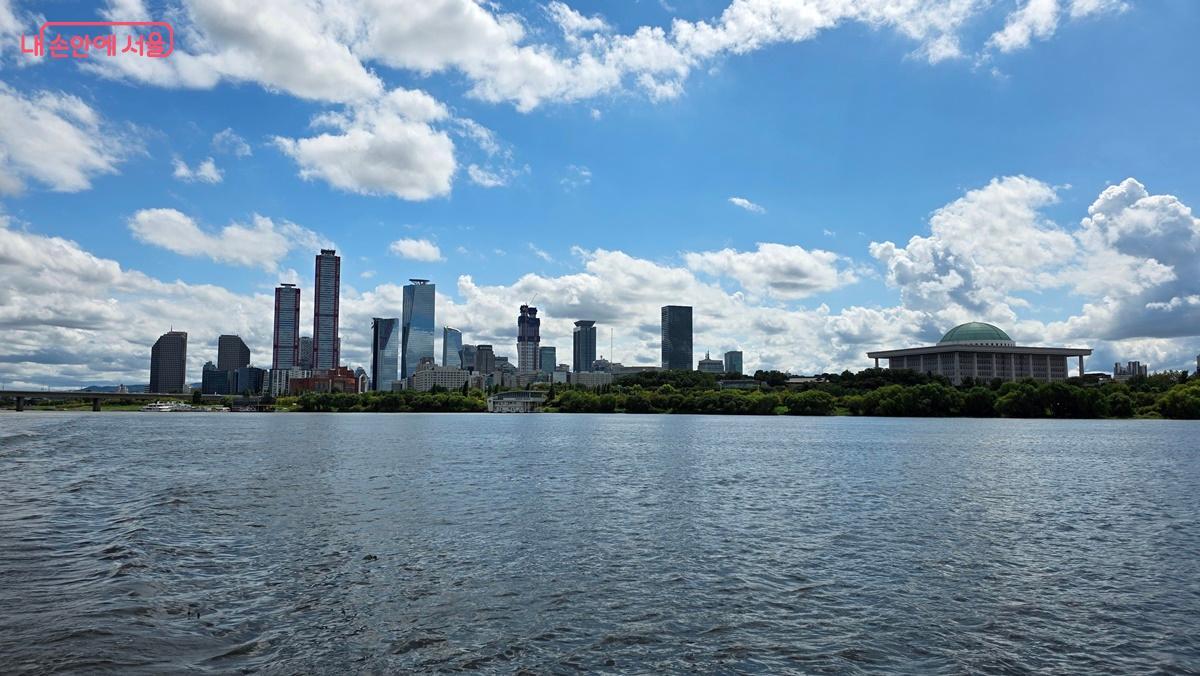 한강버스에서만 바라볼 수 있는 멋진 여의도 풍경 ⓒ최용수