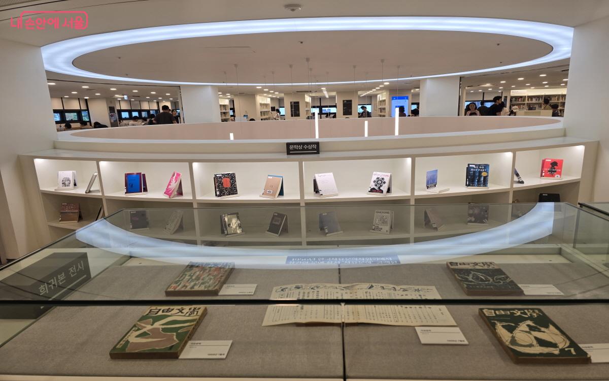 3층, 희귀 서적 모음집과 베스트셀러가 전시돼 있다. ©염지연