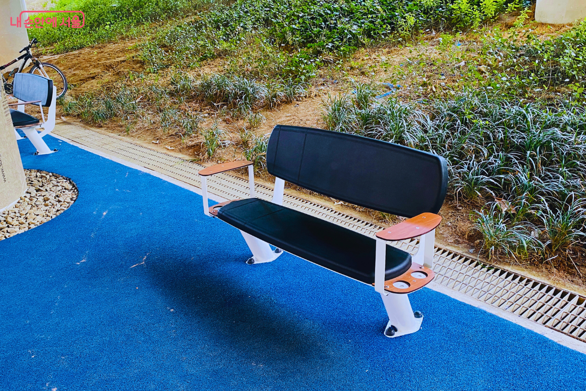 운동 중 편안하게 쉴 수 있는 휴게 벤치가 곳곳에 충분히 마련되어 있다. ©양정화