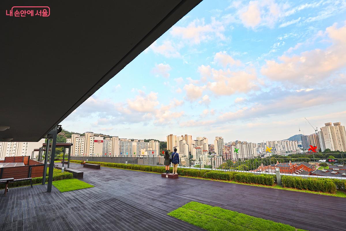 탁 트인 서대문의 풍경을 한눈에 감상할 수 있다. ©김주연  ​
