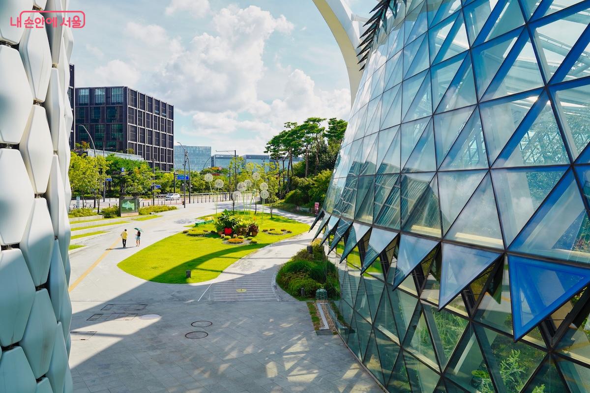 지중해관과 열대관 등으로 구성된 서울식물원 온실 ©김혜민