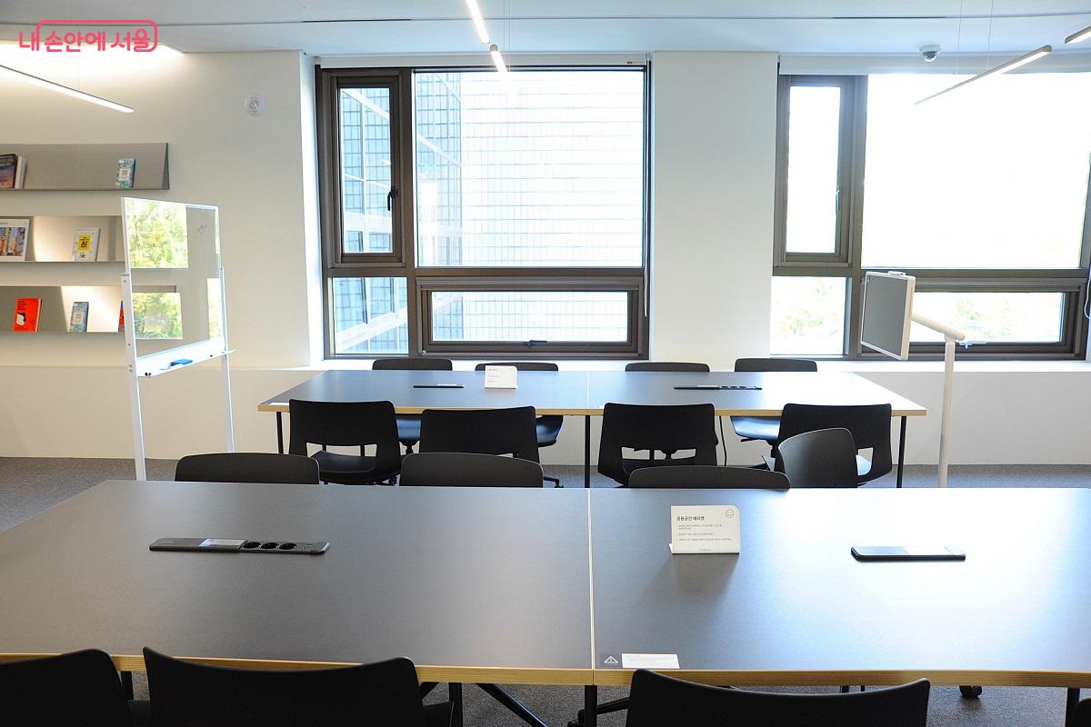 커뮤니티 라운지의 모든 책상에는 이동식 모니터, 멀티탭 등이 설치됐다. ©조수봉