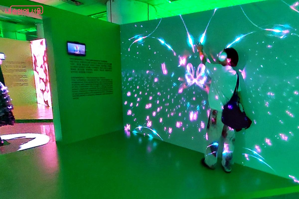 일반적인 패션쇼나 의상 전시가 아니라, 관람객이 ‘옷의 이미지’를 몸에 직접 투사 받아 빛으로 만든 'Second Skin'을 체험하는 방식이다. ©정향선