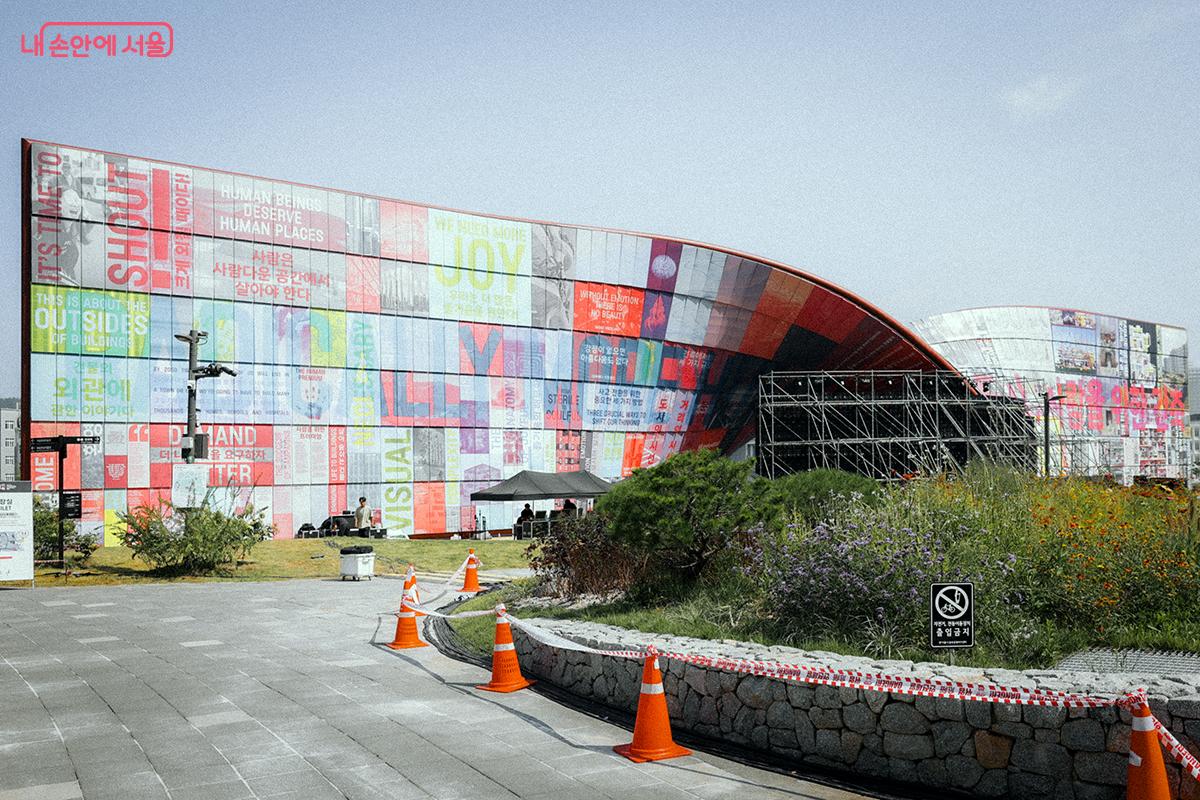 서울도시건축비엔날레 ‘주제전’의 대표 작품인 <휴머나이즈 월(Humanise Wall)> ⓒ김아름