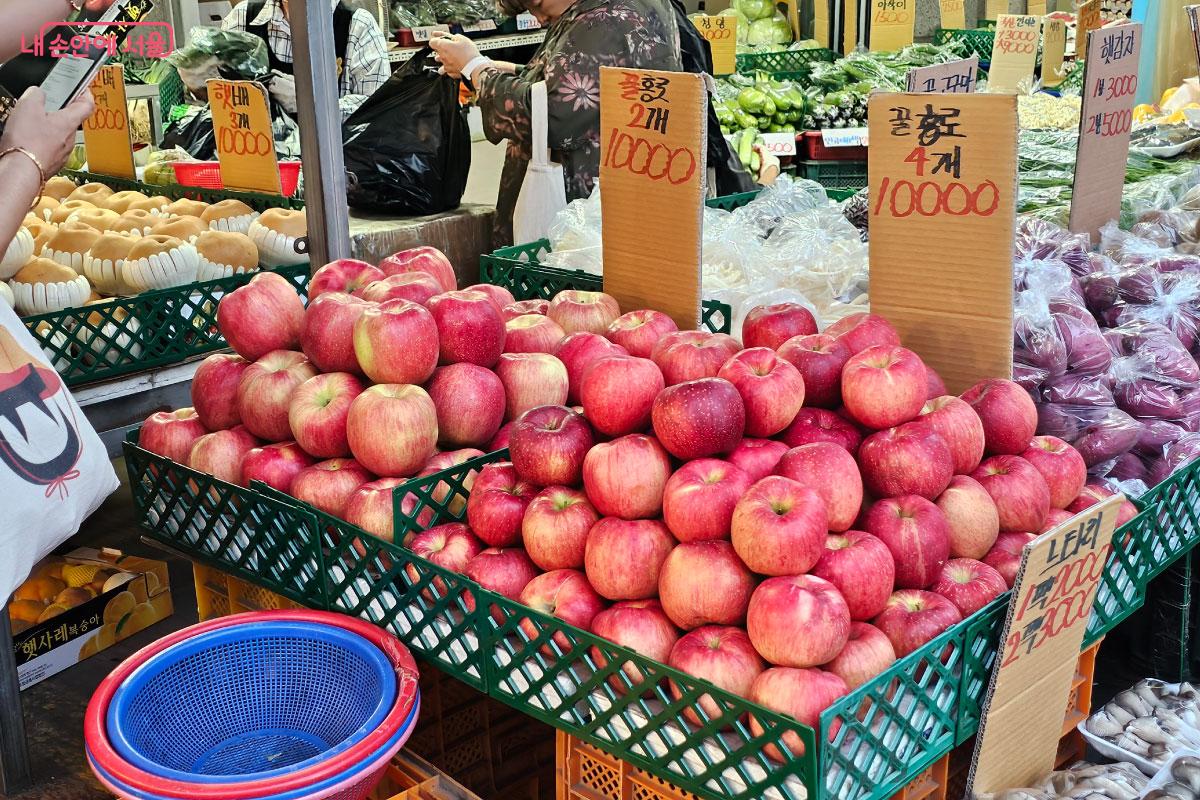 탐스러운 사과를 팔고 있다. &copy;홍혜수