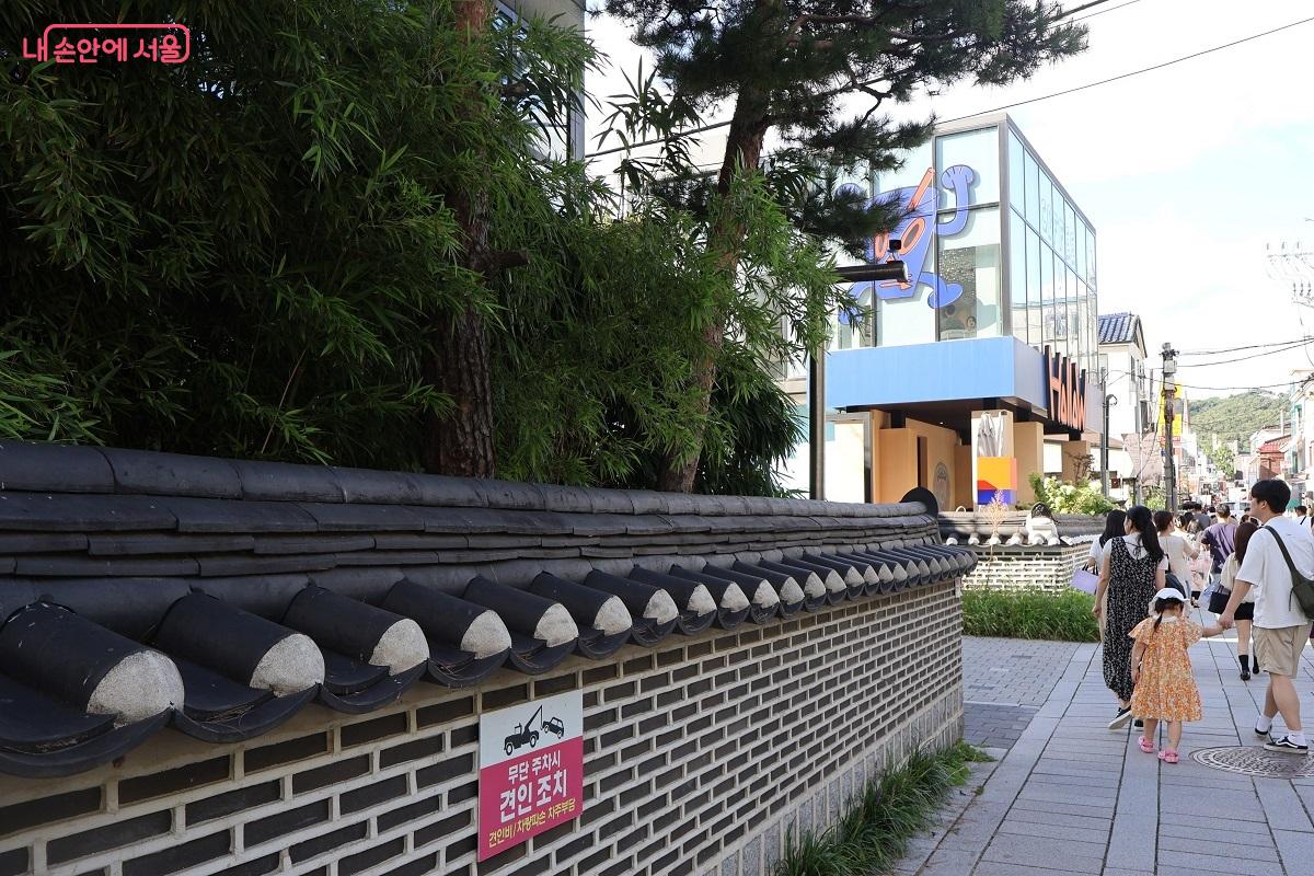 가족이 함께 나와 즐거운 시간을 보내고 있는 북촌한옥마을 풍경 ©이봉덕