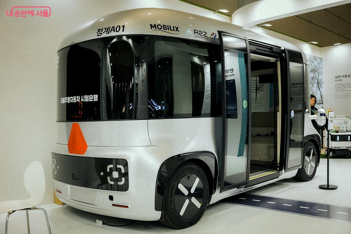 지난 9월 23일부터 운행을 시작한 국내 기술로 개발된 청계천 자율주행 셔틀 &lsquo;청계A01&rsquo;. 청계광장~세운상가~광장시장 구간을 왕복한다. ⓒ김아름