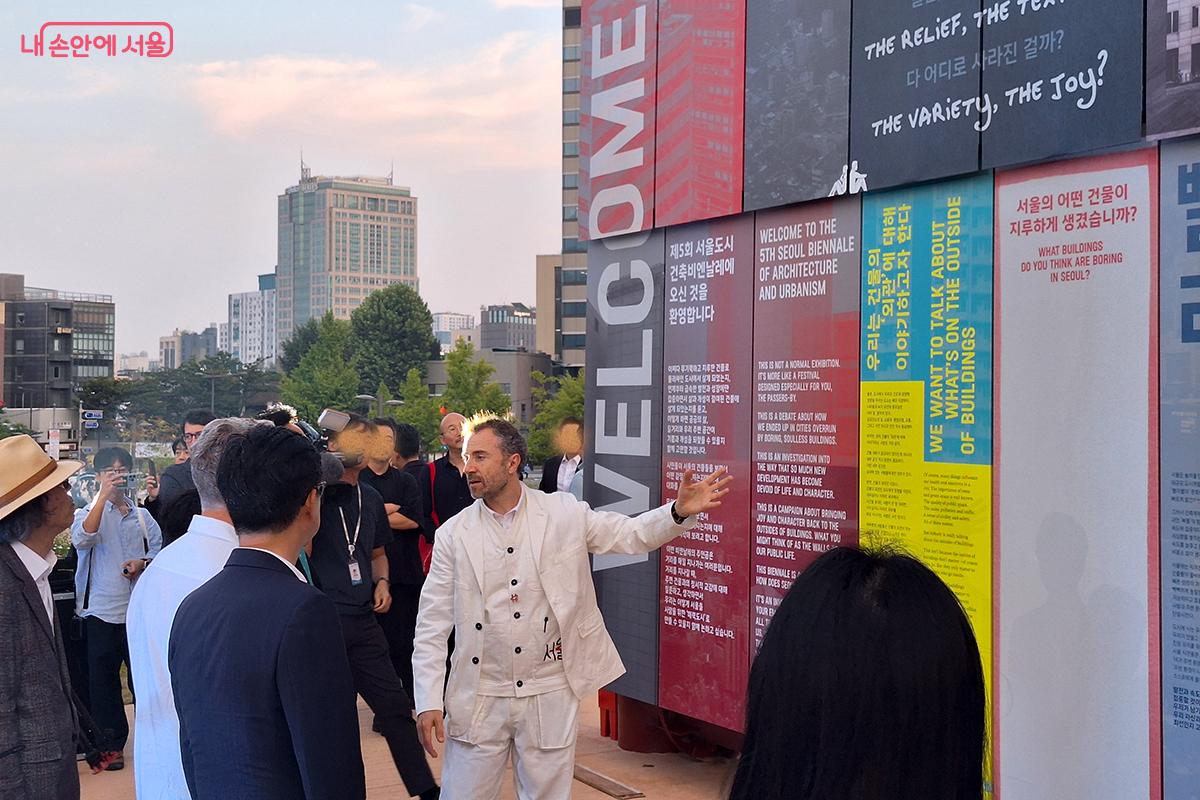 비엔날레의 총감독을 맡은 토마스 헤더윅(Thomas Heatherwick)이 직접 참가해 관객들에게 행사에 대해 소개하고 있다.