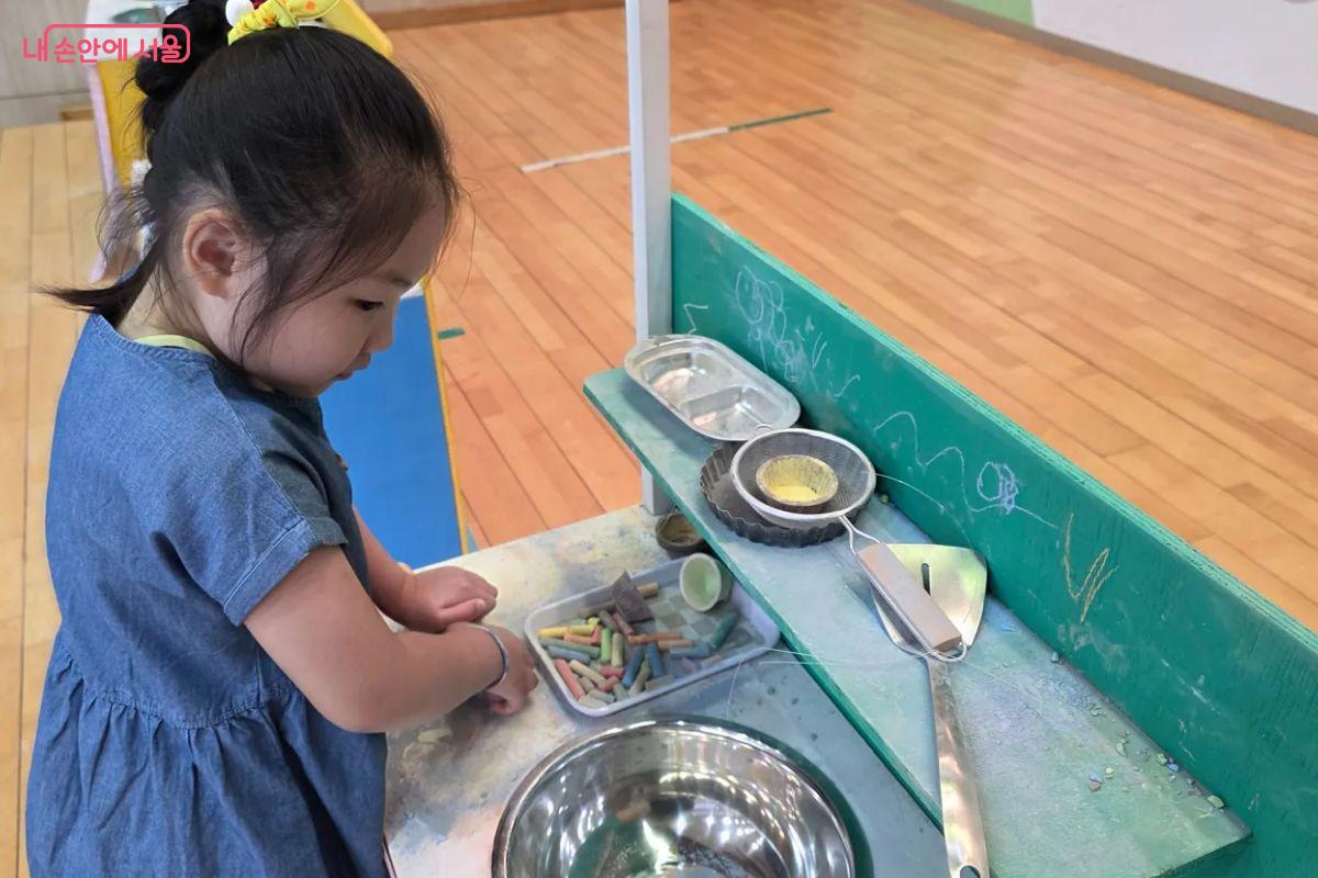 아이가 처음에는 낯설어 했지만 가장 많은 시간을 보낸 주방 놀이 코너 ©김민지