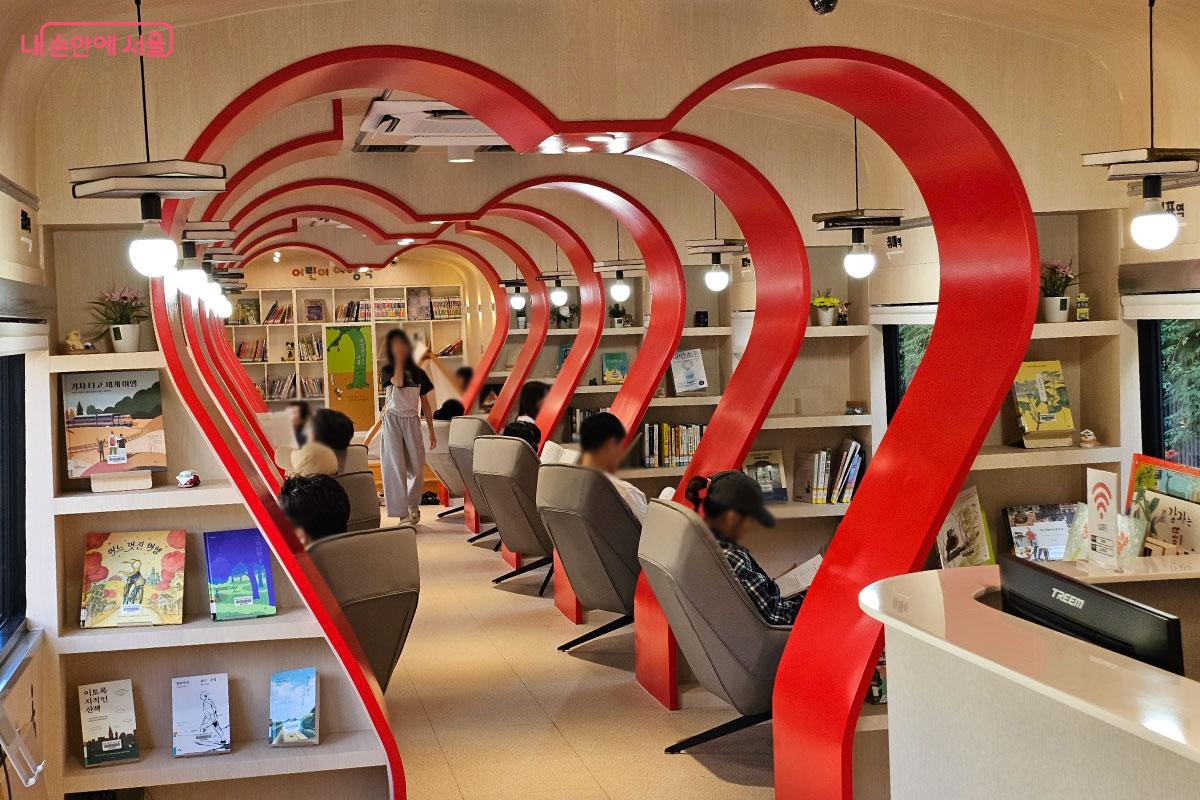 예쁘게 꾸며진 도서관이 나온다. ©홍혜수 