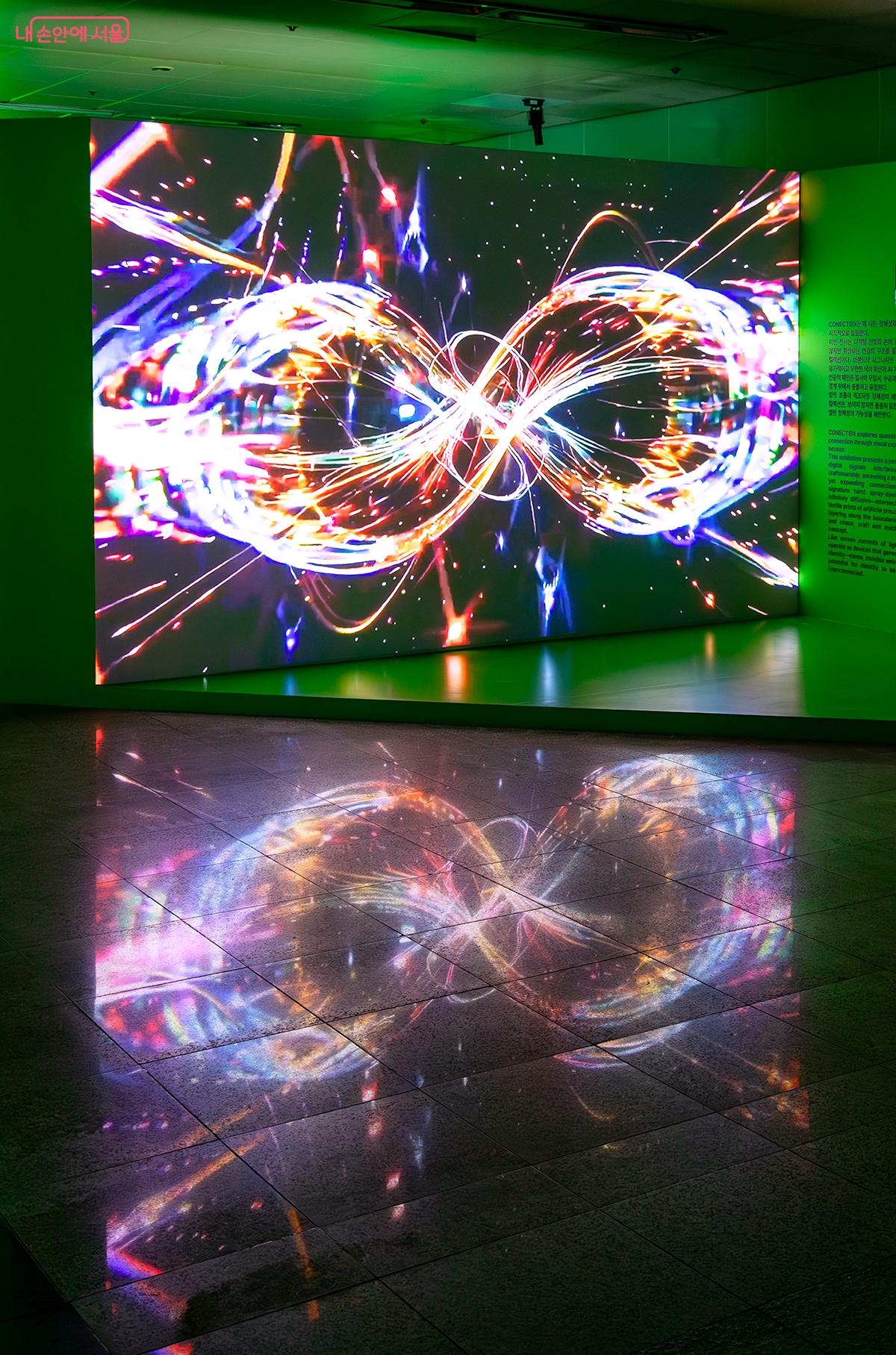 이번 전시는 단순한 패션쇼를 넘어 '패션과 AI, 그리고 빛'이라는 혁신적 주제로 미래 패션 산업의 새로운 지평을 제시했다. ©문청야