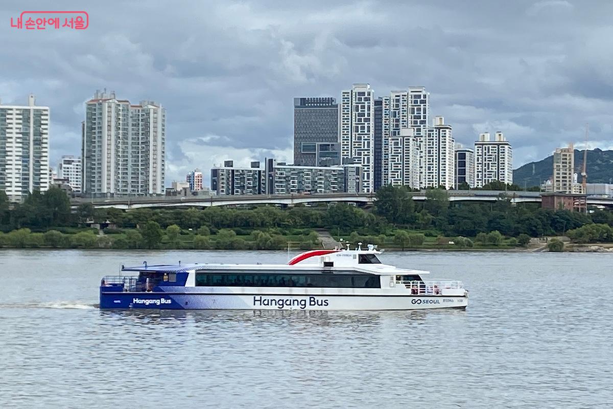 9월 18일 첫 운항을 시작한 한강버스를 탔다. ⓒ김경선 