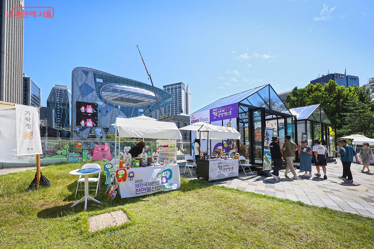 따사로운 가을 햇살 속 팝업스토어를 즐기는 시민들 모습 &copy;김주연