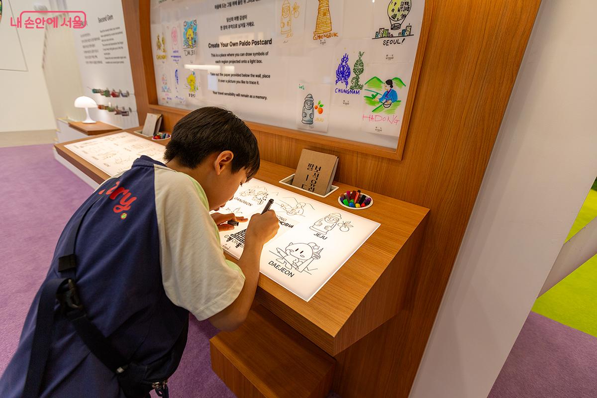 팔도 엽서 만들기 체험을 통해 나만의 여행 감성이 한 장의 추억으로 남는다. ©문청야