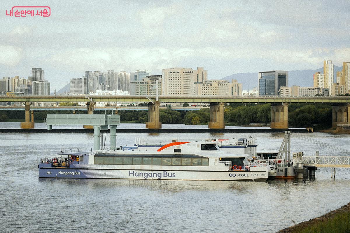 서울시 캐릭터 해치와 서울브랜드 컬러를 반영해 분홍색으로 래핑된 한강버스도 볼 수 있다. ©김아름