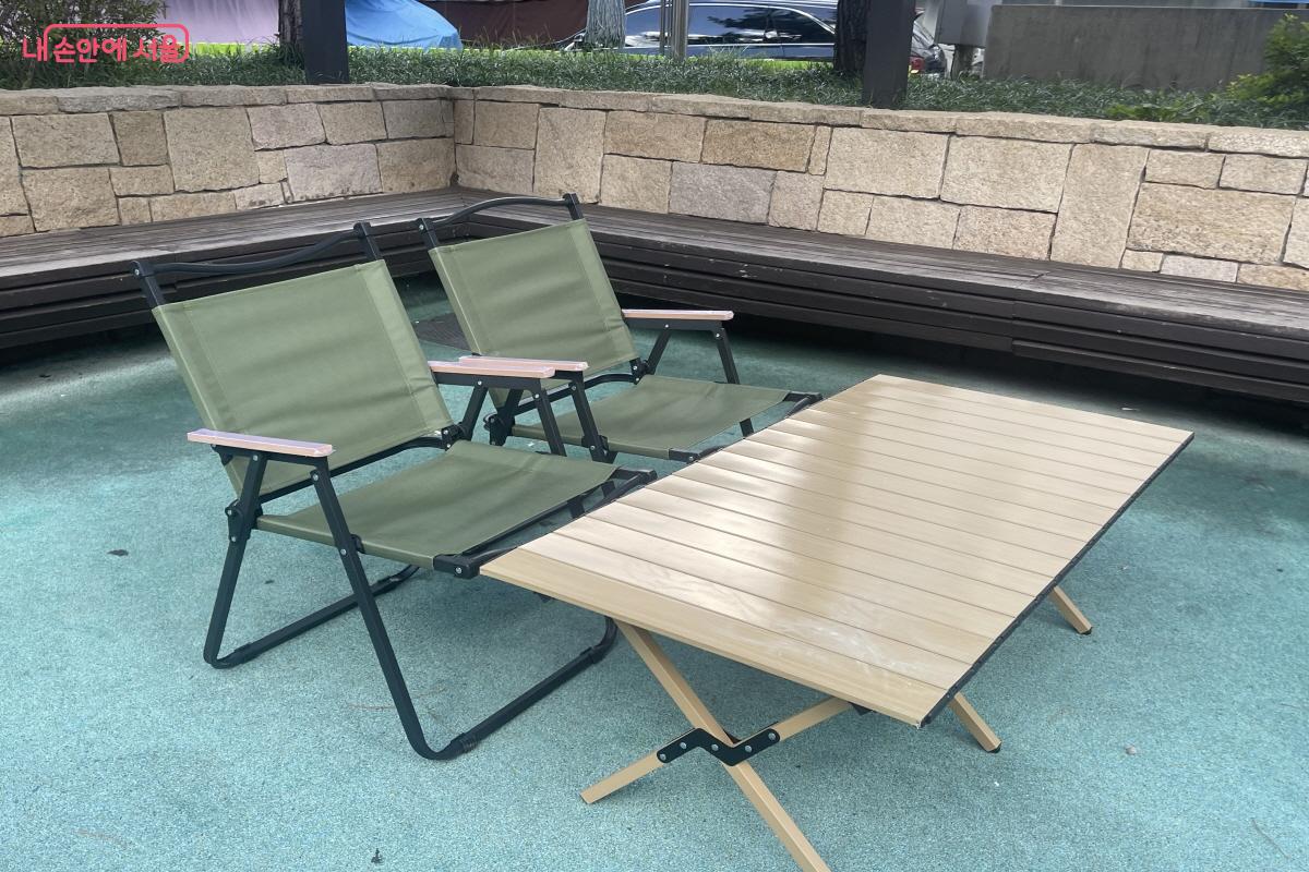 양육자들이 앉아 쉴 수 있는 간이 테이블과 의자도 갖춰 놓았다. ⓒ이정민