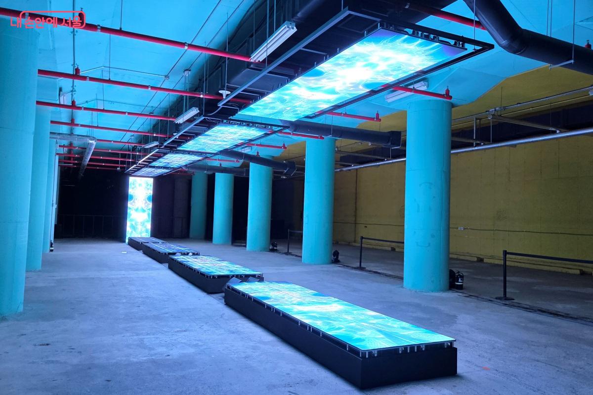 소리가 울려 퍼지는 지하 공간에서 시시각각 변하는 영상을 바라본다. &copy;김미선