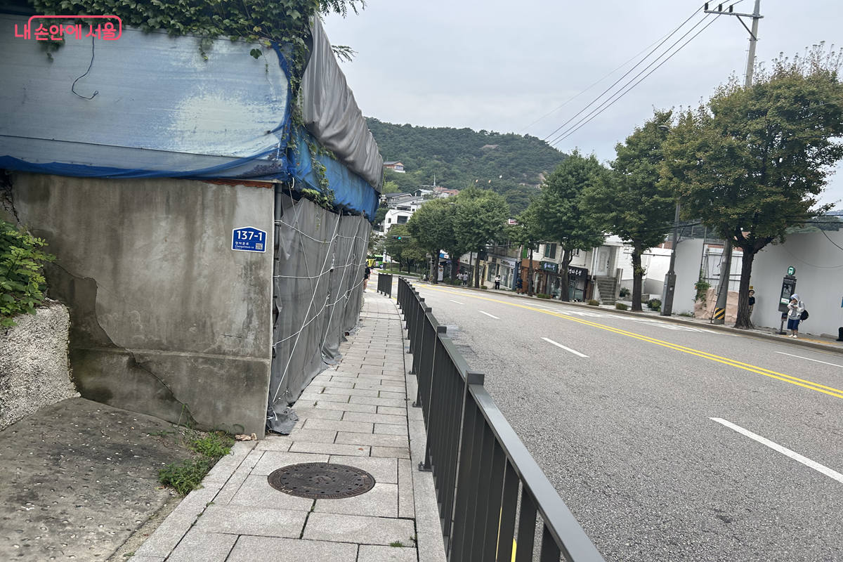 윤동주문학관에서 현진건 집 터로 향하는 부암동 길 &copy;백진숙