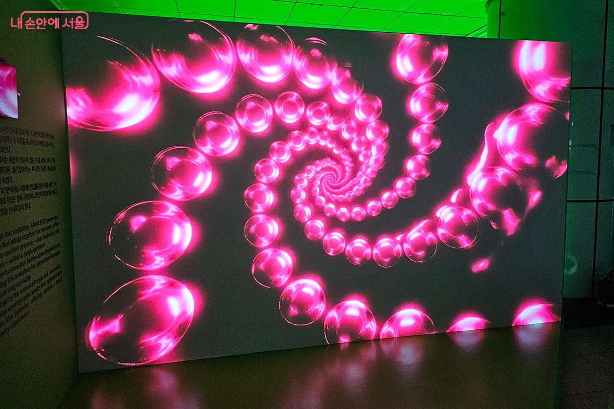 ‘시작’과 ‘마침’이라는 두 지점을 하나로 공존시키는 파격적 디자인을 선보인다. ©이혜숙