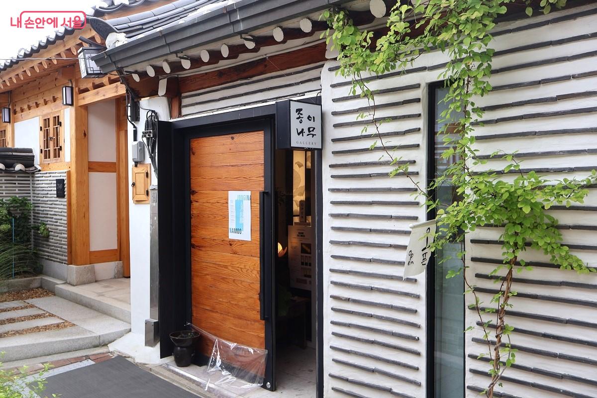 한지 조명과 고재 가구, 섬유 등 핸드메이드 작품이 전시된 ‘종이나무 갤러리’ ©이봉덕