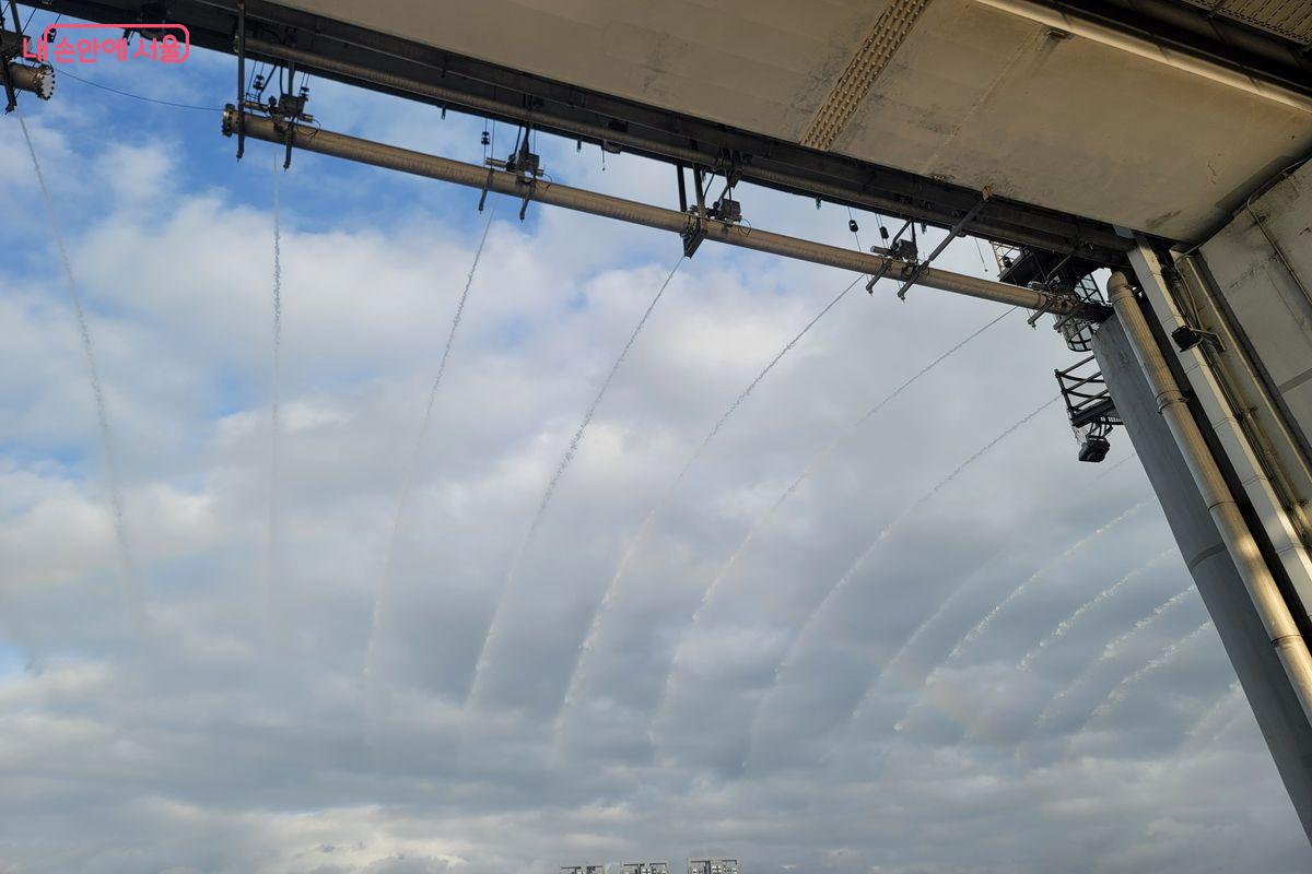 반포대교에서 떨어지는 분수를 배경으로 많은 시민들이 사진을 찍고 있었다.ⓒ이동영