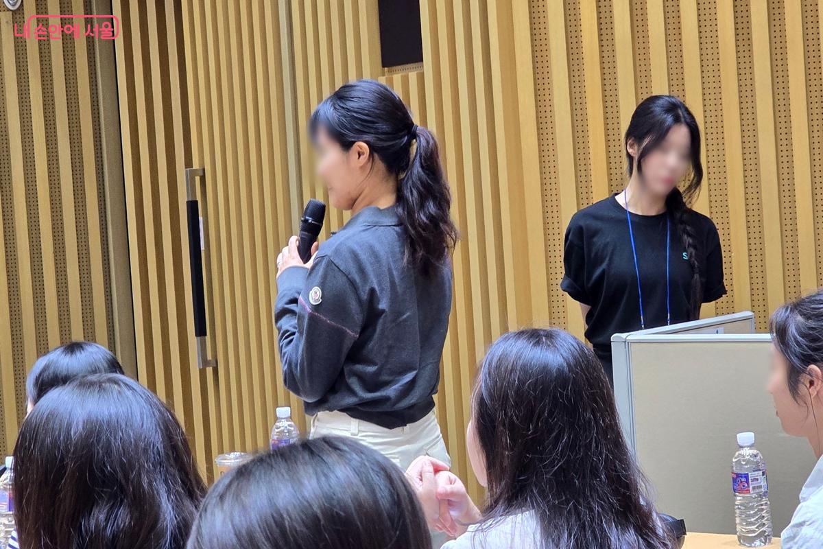 질문을 하는 방청객 ©김윤경