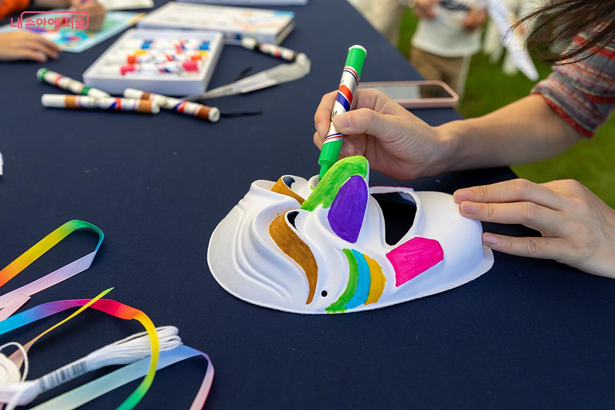 수공예 체험 공간으로, 시민들에게 익숙한 전통 탈·전통 연·부채 만들기 등을 체험해 볼 수 있다. ⓒ문청야