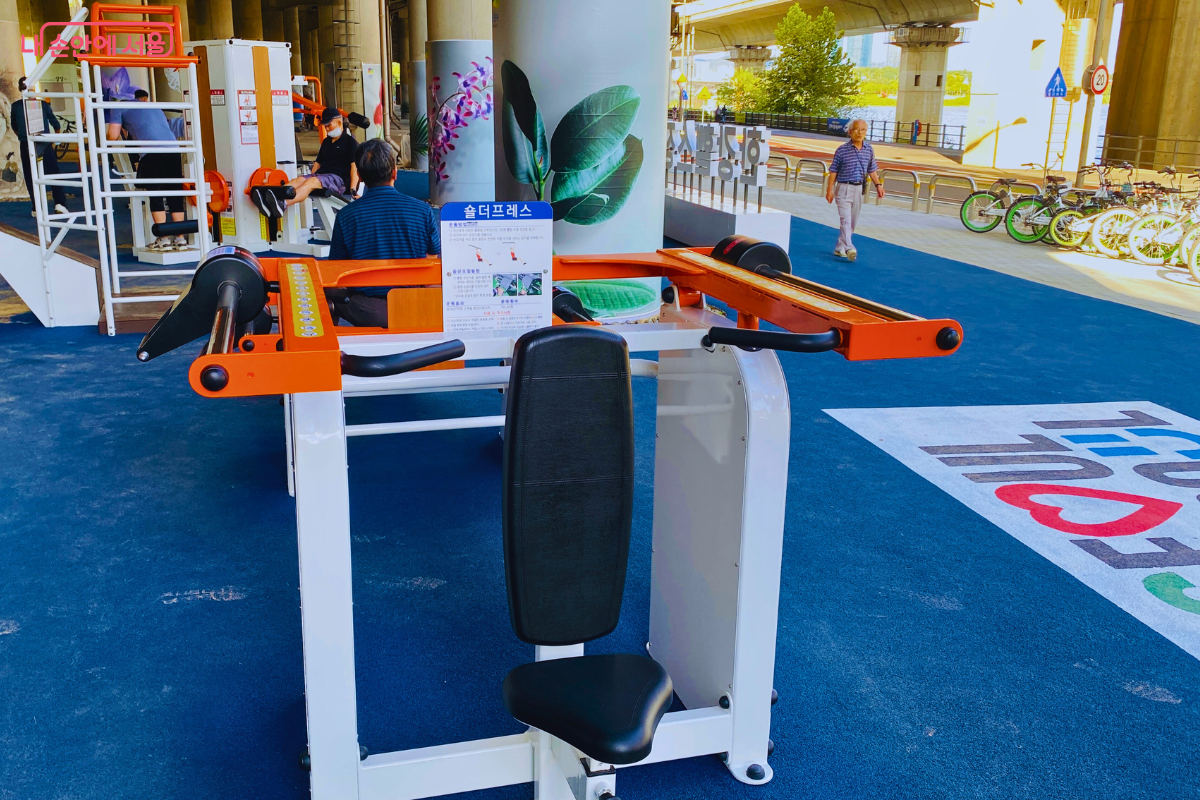 숄더프레스 등 부위별 근력 운동이 가능한 전문적인 웨이트 머신이 구비되어 있다. ©양정화