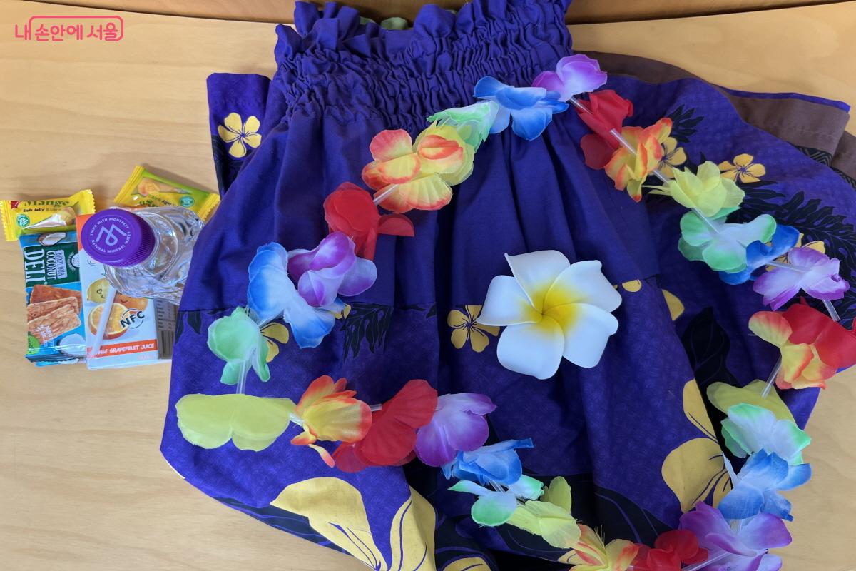 참여자들에겐 하와이안 치마를 대여해줬고, 꽃 목걸이, 꽃 핀, 간식 등도 제공됐다. ©박지영 
