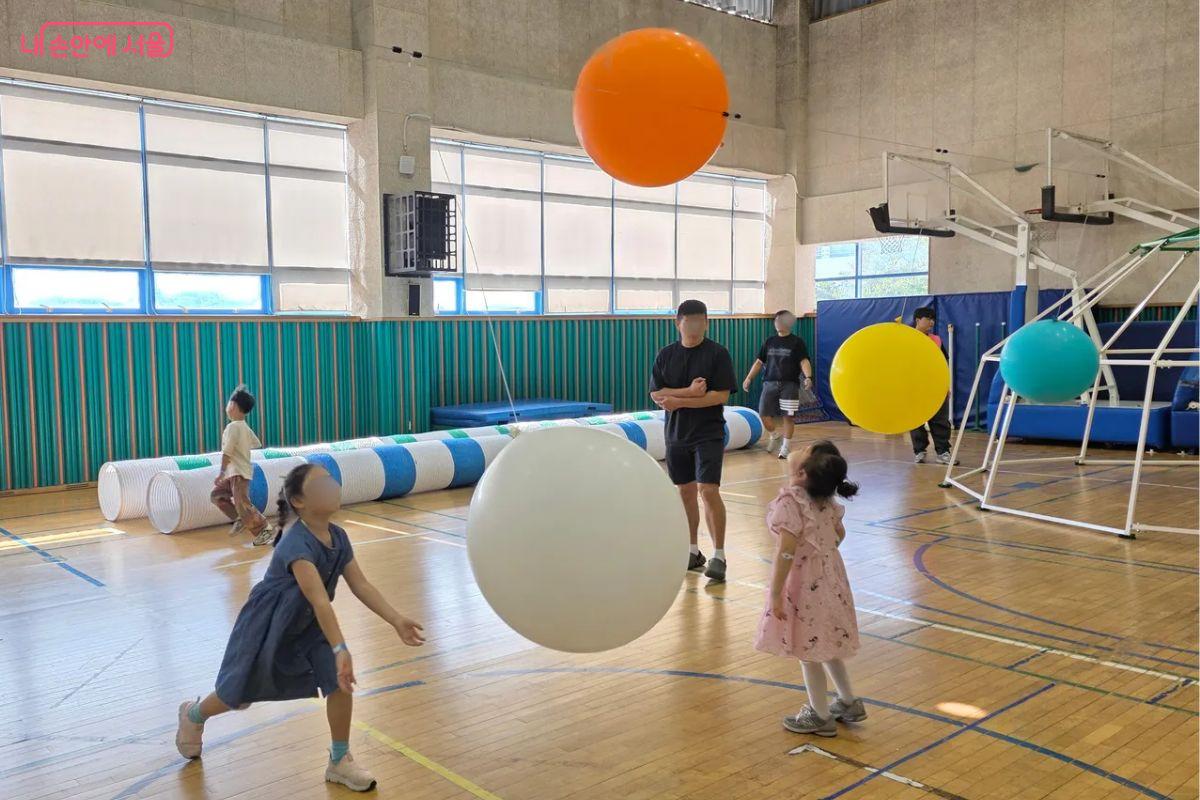 고무줄에 매달린 대형 풍선은 통통 치면 어디로 튈지 모르는 매력이 있었다. ©김민지