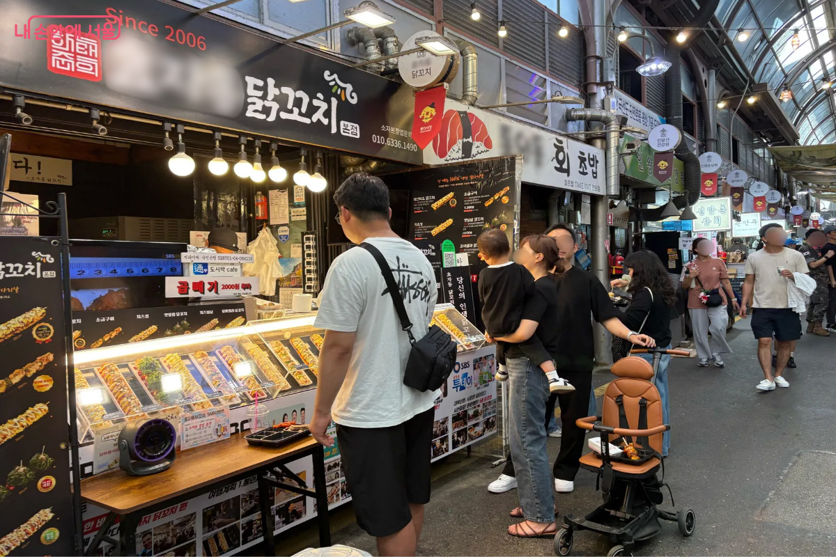 종로구 통인시장에서 음식을 구매하고 있는 시민들 ©이혜린