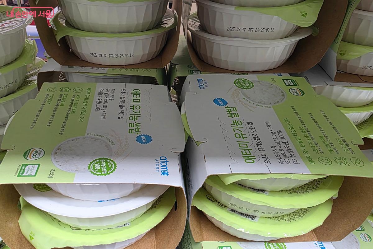 즉석밥은 전자레인지에 데우기만 하면 간편하게 먹을 수 있어 인기가 좋다. ©김민지