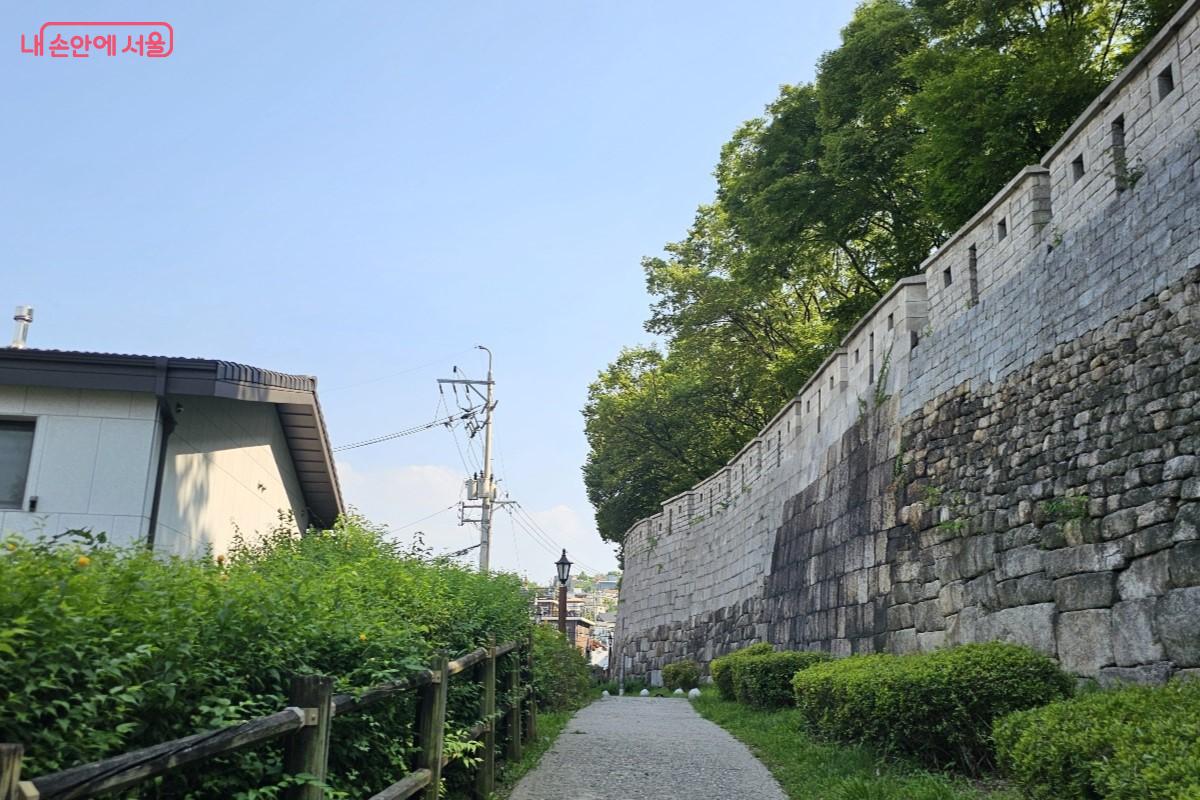 한양도성과 담벼락을 맞대고 이어져 있는 369마을 ©최정윤