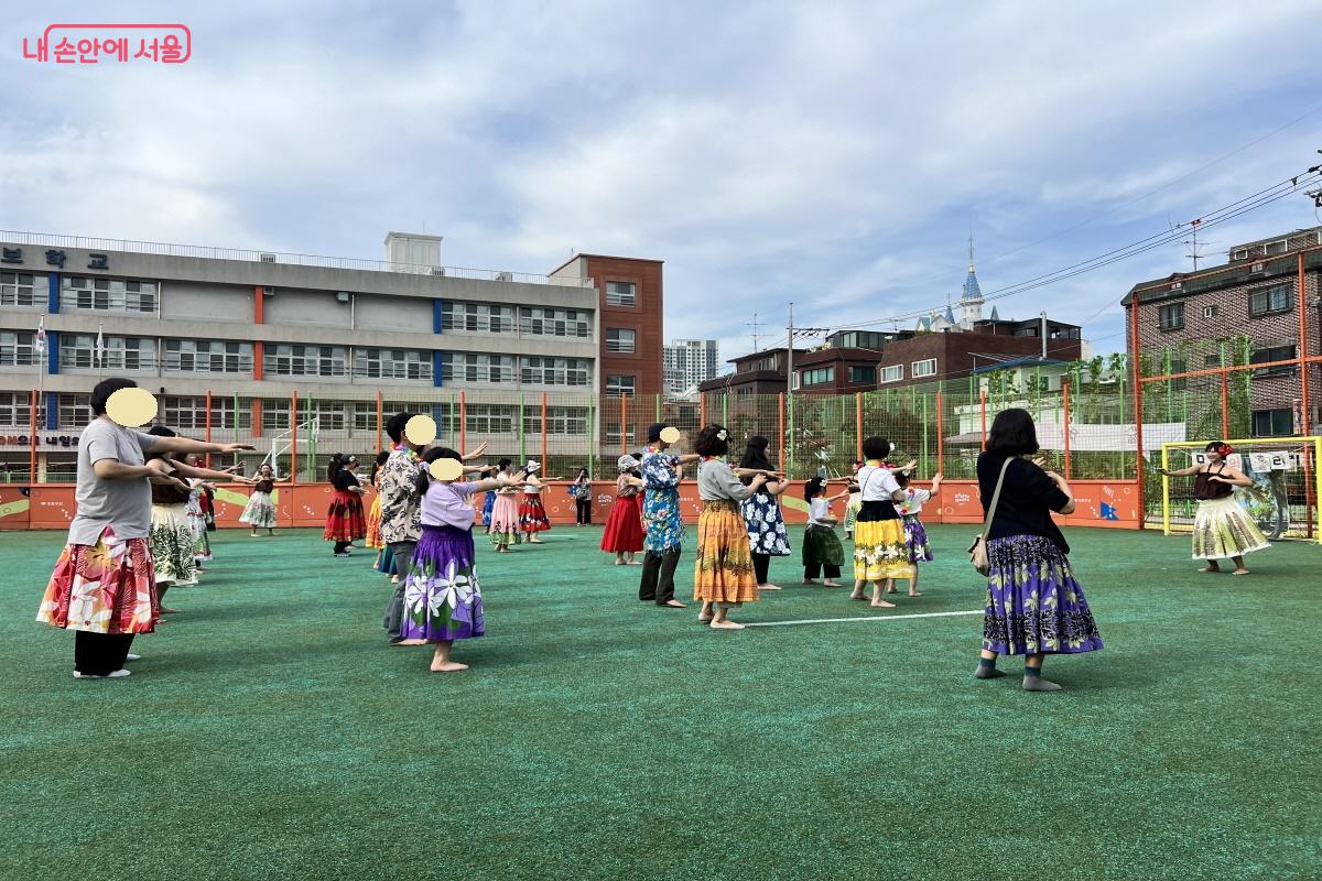 남녀노소가 함께 운동장에 모여 훌라춤을 추는 특별한 경험을 했다. ©박지영